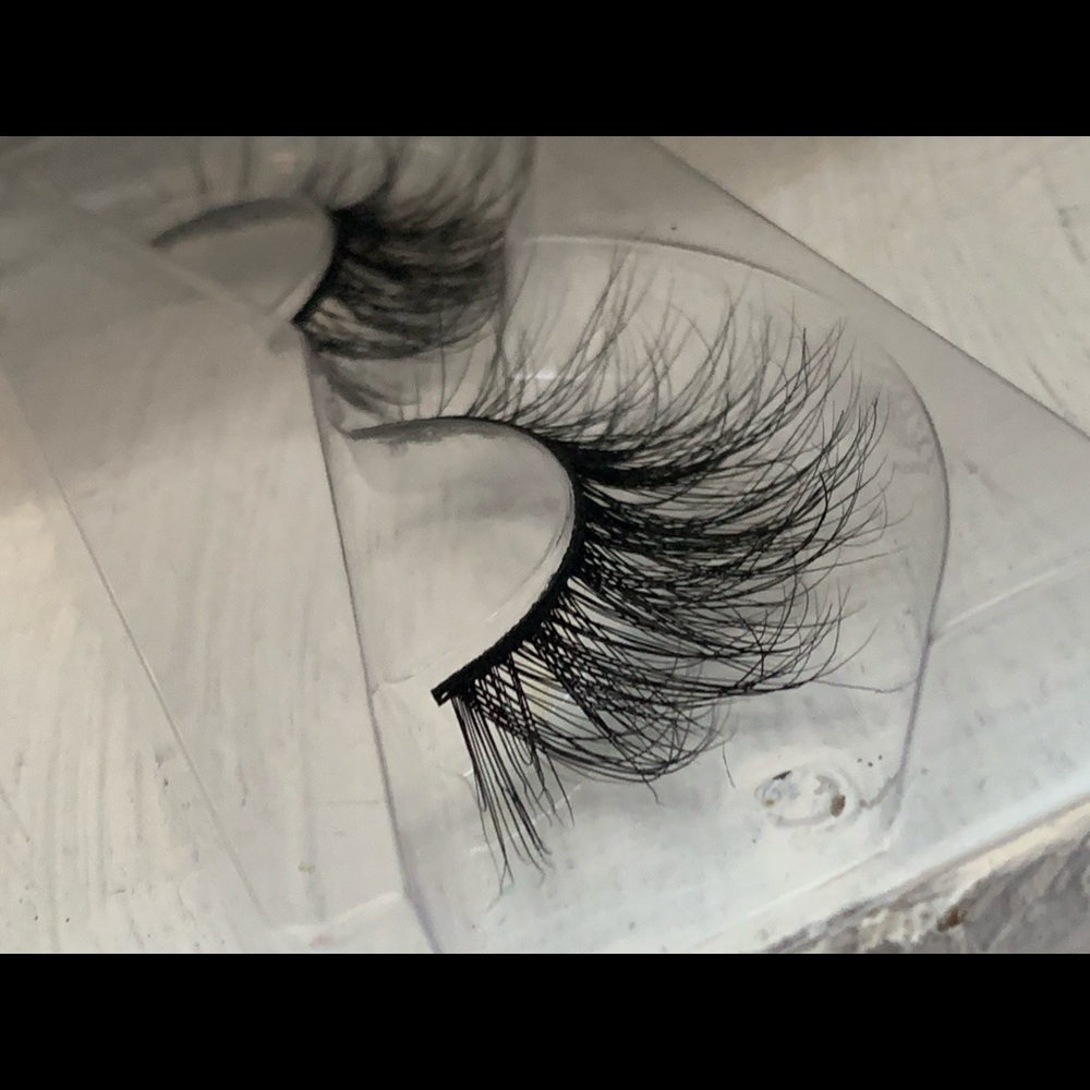 25mm Lashes✨👑 - Picture 3 of 3